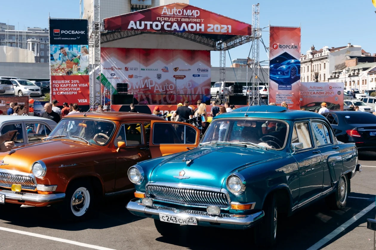 Выставка ретро автомобилей в орле. Выставка автомобилей Владивосток. Выставка машин Владивосток. Выставка авто в центре Владивостока. Мурманска прошла выставка ретро машин.